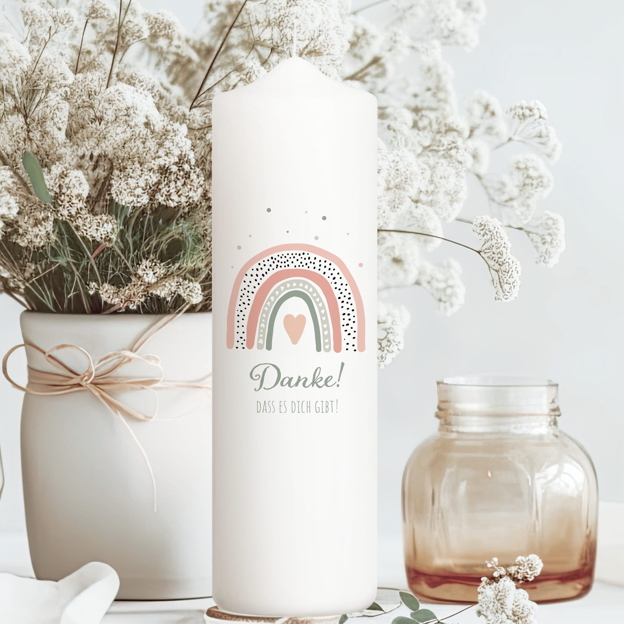 Auf dem Bild ist das Produkt: Weiße Kerze mit Schriftzug Danke, dass es dich gibt! mit Regenbogen Rosa Geschenk Geburtstag Freundin Verschenken Mädchen zum Preis von €5.9 abgebildet.