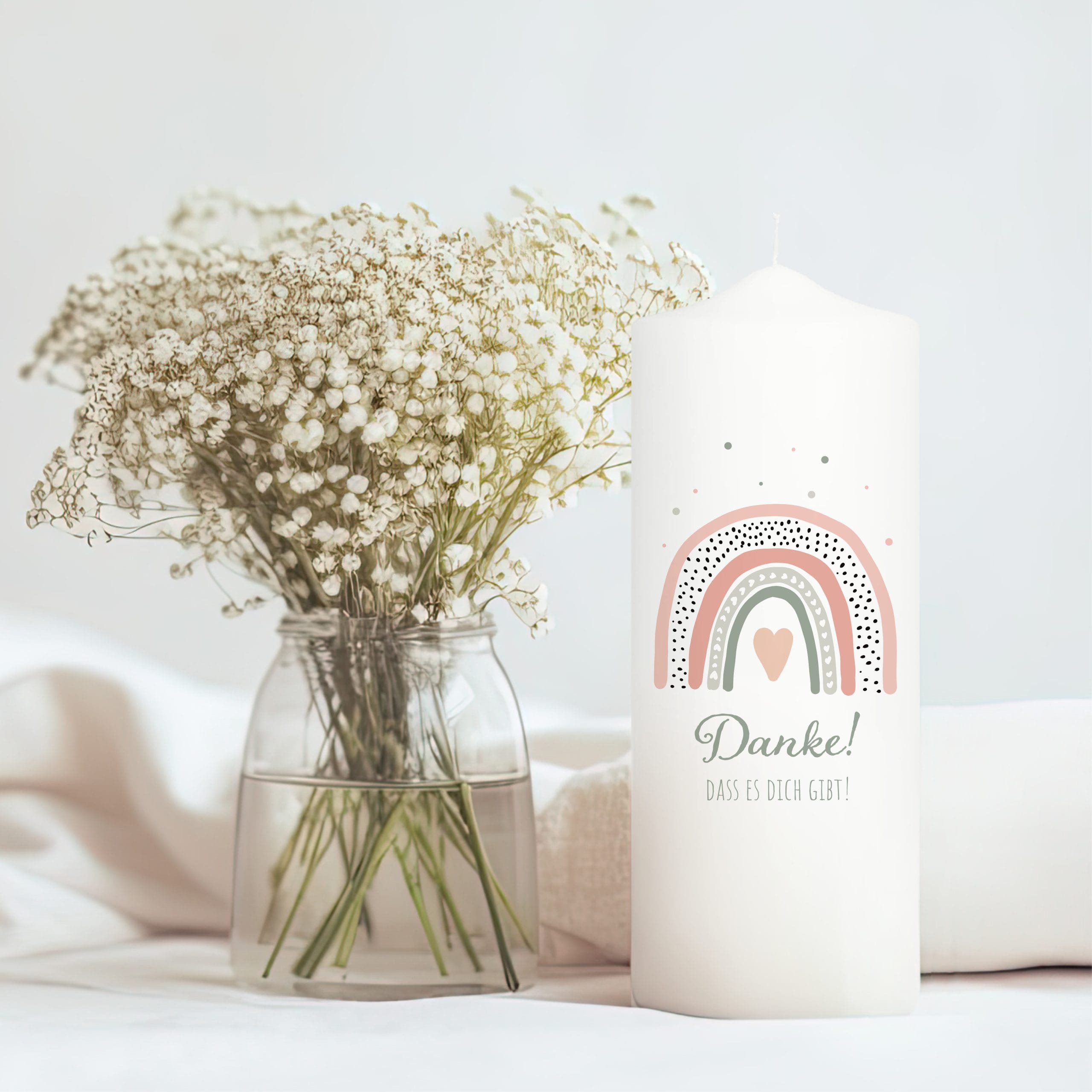Auf dem Bild ist das Produkt: Weiße Kerze mit Schriftzug Danke, dass es dich gibt! mit Regenbogen Rosa Geschenk Geburtstag Freundin Verschenken Mädchen zum Preis von €5.9 abgebildet.