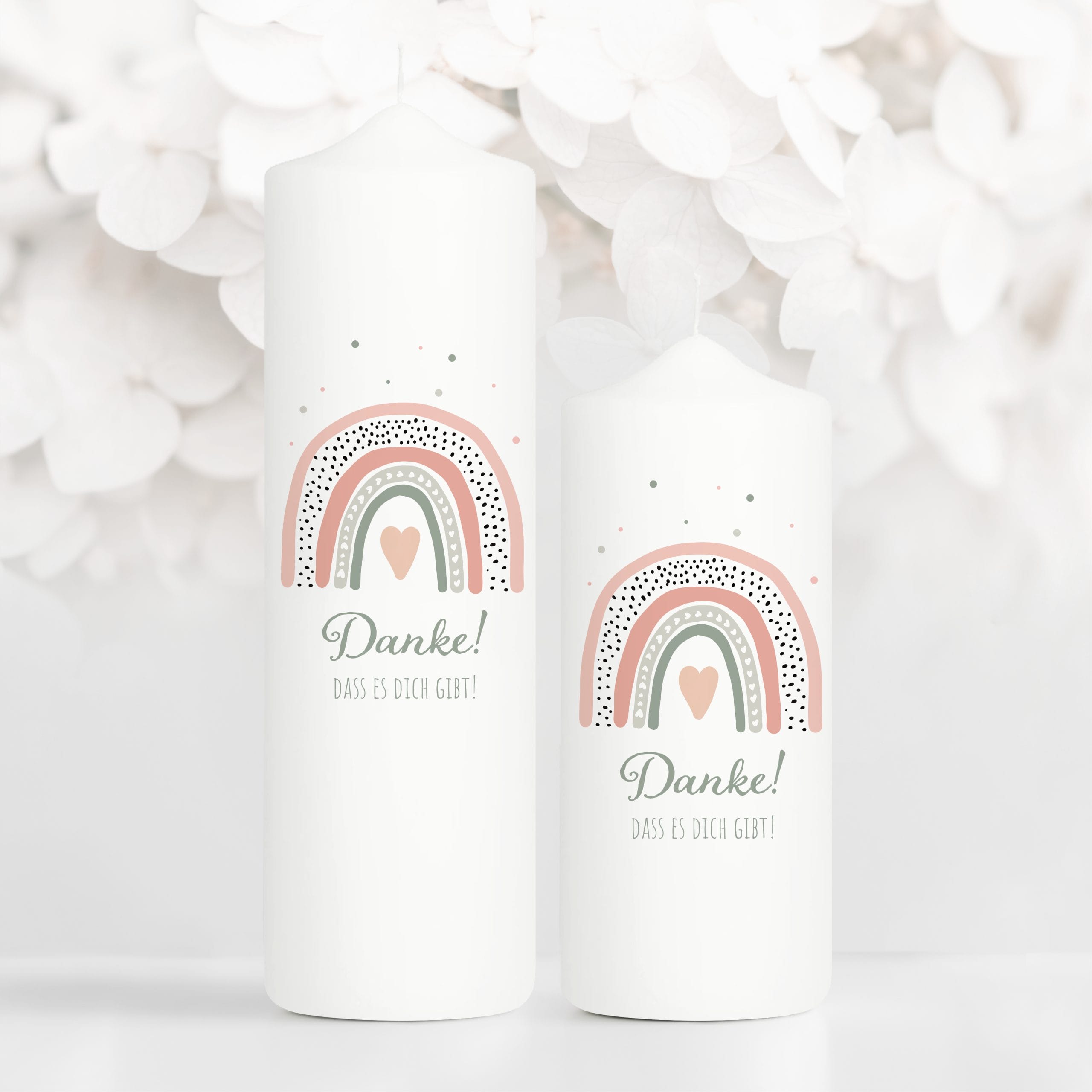 Auf dem Bild ist das Produkt: Weiße Kerze mit Schriftzug Danke, dass es dich gibt! mit Regenbogen Rosa Geschenk Geburtstag Freundin Verschenken Mädchen zum Preis von €5.9 abgebildet.