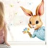 Auf dem Bild ist das Produkt: Fensterbild Frühling Ostern Osterhase hineinschauend Schmetterlingen Blumenstrauß Wiederverwendbar Fensterdeko Kinderzimmer Kind Frühlingsdeko zum Preis von €13.9 abgebildet.