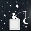 Auf dem Bild ist das Produkt: Leuchtaufkleber Junge mit Mond an der Angel und Sternen Fluoreszierende leuchtende Sticker Wandsticker Steckdose Lichschalter zum Preis von €12.9 abgebildet.