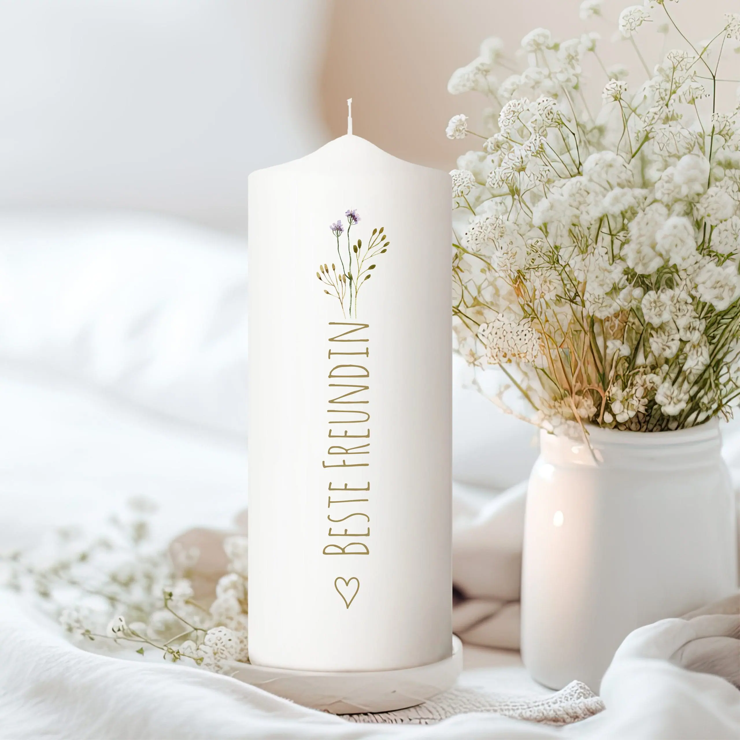 Auf dem Bild ist das Produkt: Weiße Kerze mit Schriftzug Beste Freundin Geschenk Geburtstag Einfach Danke Blumen Verschenken Freundinnen BFF zum Preis von €5.9 abgebildet.