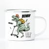 Auf dem Bild ist das Produkt: Kindertasse Emaille Dino Dinosaurier mit Schulranzen personalisiert Wunschname Einschulungsgeschenk zum Preis von €18.9 abgebildet.