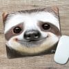 Auf dem Bild ist das Produkt: Mauspad Mousepad Faultier Sloth Schreibtischunterlage Geschenk Büro Geburtstag zum Preis von €14.9 abgebildet.