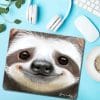 Auf dem Bild ist das Produkt: Mauspad Mousepad Faultier Sloth Schreibtischunterlage Geschenk Büro Geburtstag zum Preis von €14.9 abgebildet.