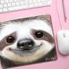 Auf dem Bild ist das Produkt: Mauspad Mousepad Faultier Sloth Schreibtischunterlage Geschenk Büro Geburtstag zum Preis von €14.9 abgebildet.