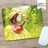 Auf dem Bild ist das Produkt: Mauspad Mousepad Mädchen mit Gitarre Schreibtischunterlage Geschenk Büro Geburtstag zum Preis von €14.9 abgebildet.