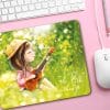 Auf dem Bild ist das Produkt: Mauspad Mousepad Mädchen mit Gitarre Schreibtischunterlage Geschenk Büro Geburtstag zum Preis von €14.9 abgebildet.