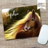 Auf dem Bild ist das Produkt: Mauspad Mousepad Pferd personalisiert mit Wunschname Geschenk Büro Deko Schreibtischunterlage benutzerdefiniert zum Preis von €14.9 abgebildet.