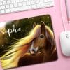 Auf dem Bild ist das Produkt: Mauspad Mousepad Pferd personalisiert mit Wunschname Geschenk Büro Deko Schreibtischunterlage benutzerdefiniert zum Preis von €14.9 abgebildet.