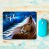 Auf dem Bild ist das Produkt: Mauspad Mousepad Pferd Sternenhimmel personalisiert mit Wunschname Geschenk Büro Deko Schreibtischunterlage benutzerdefiniert zum Preis von €14.9 abgebildet.