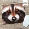 Auf dem Bild ist das Produkt: Mauspad Mousepad Waschbär Schreibtischunterlage benutzerdefiniertes Geschenk Büro zum Preis von €14.9 abgebildet.