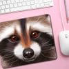 Auf dem Bild ist das Produkt: Mauspad Mousepad Waschbär Schreibtischunterlage benutzerdefiniertes Geschenk Büro zum Preis von €14.9 abgebildet.