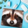 Auf dem Bild ist das Produkt: Mauspad Mousepad Waschbär Schreibtischunterlage benutzerdefiniertes Geschenk Büro zum Preis von €14.9 abgebildet.