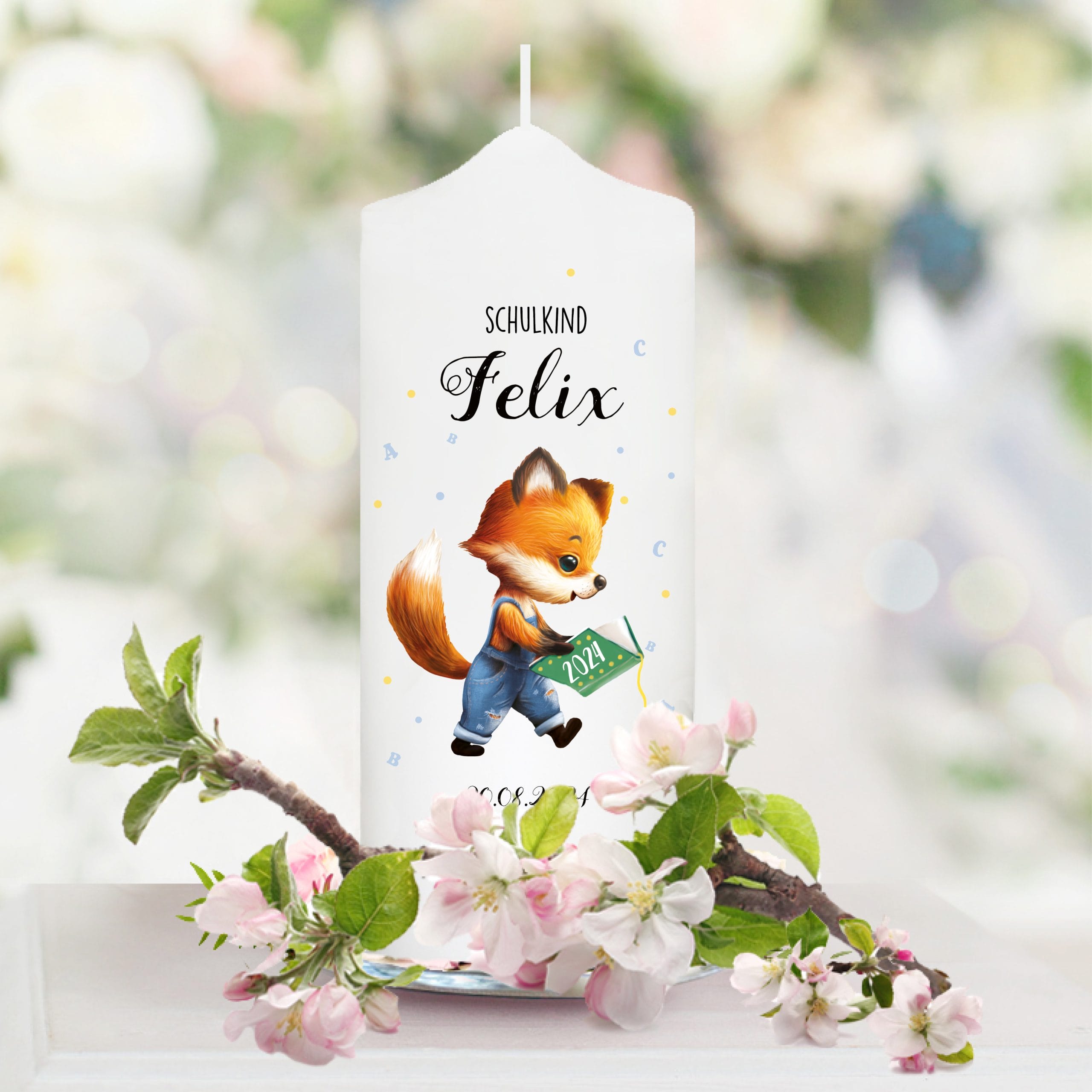 Auf dem Bild ist das Produkt: Kerze zur Einschulung Fuchs mit Buch personalisiert mit Namen und Datum anpassbares Geschenk zum Preis von €5.9 abgebildet.