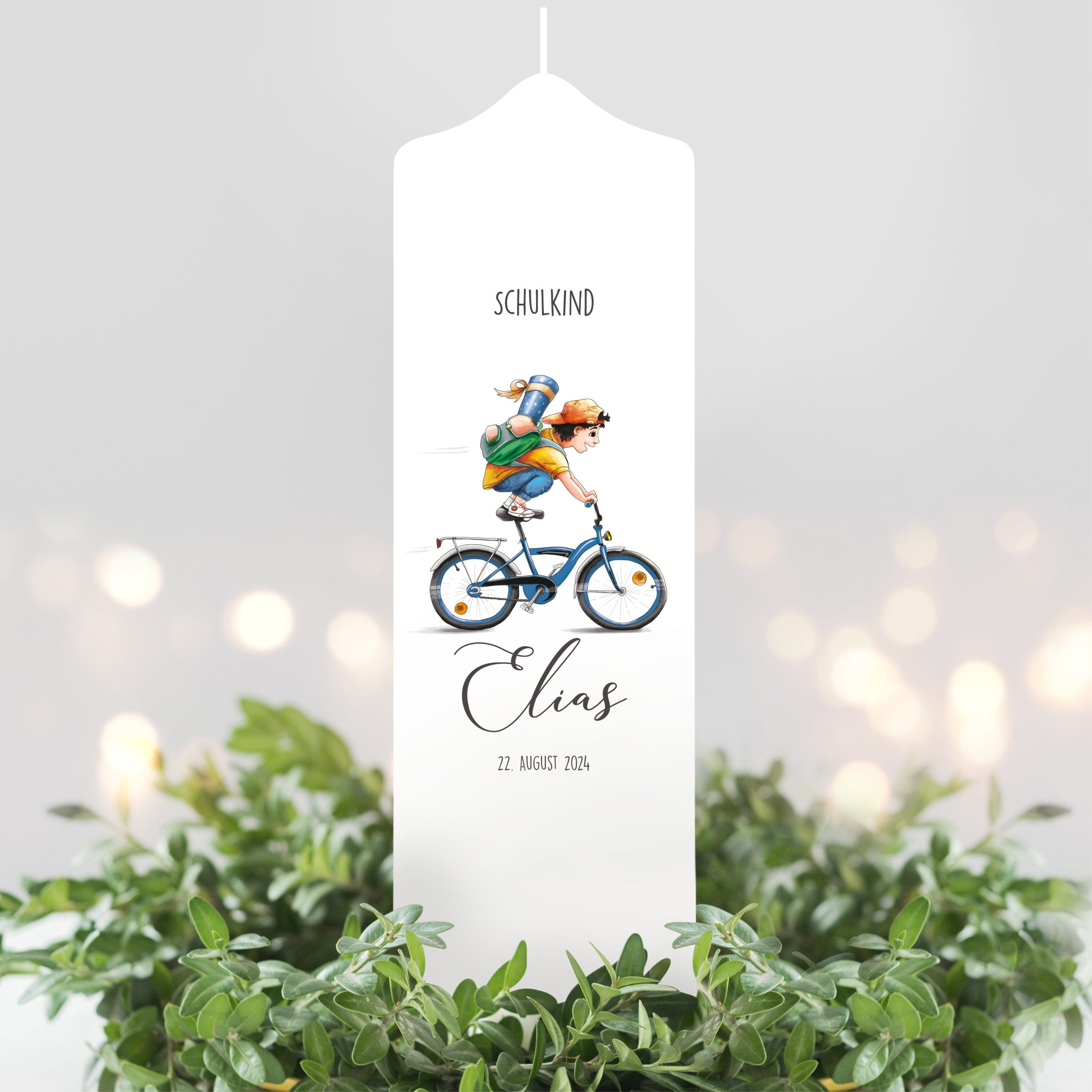 Auf dem Bild ist das Produkt: Geschenk zur Einschulung Kerze Junge auf Fahrrad personalisiert mit Namen und Datum anpassbares Einschulungsgeschenk Jungen zum Preis von €5.90 abgebildet.