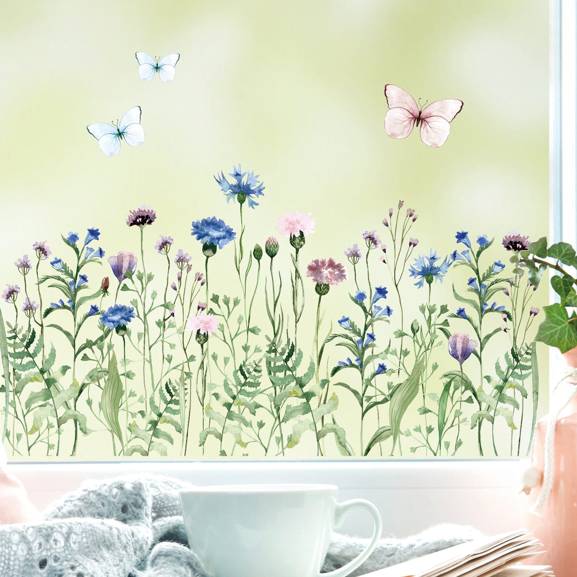 Fensterbild Kornblumenwiese wiederverwendbar blau pastell Blumenwiese mit Schmetterlingen Hummeln Fensterdekoration