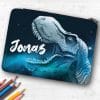 Auf dem Bild ist das Produkt: Gefüllte Federtasche Federmäppchen T-Rex Dinosaurier personalisiert Wunschname Schulanfang Schule zum Preis von €29.9 abgebildet.