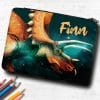 Auf dem Bild ist das Produkt: Gefüllte Federtasche Triceratops Federmäppchen Dinosaurier personalisiert Wunschname Schulanfang Schule zum Preis von €29.9 abgebildet.