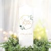 Auf dem Bild ist das Produkt: Weiße Hochzeitskerze Geburtstagskerze Rahmen Eukalyptusblätter personalisiertes Hochzeitsgeschenk anpassbar Kerze Wedding zum Preis von €5.9 abgebildet.