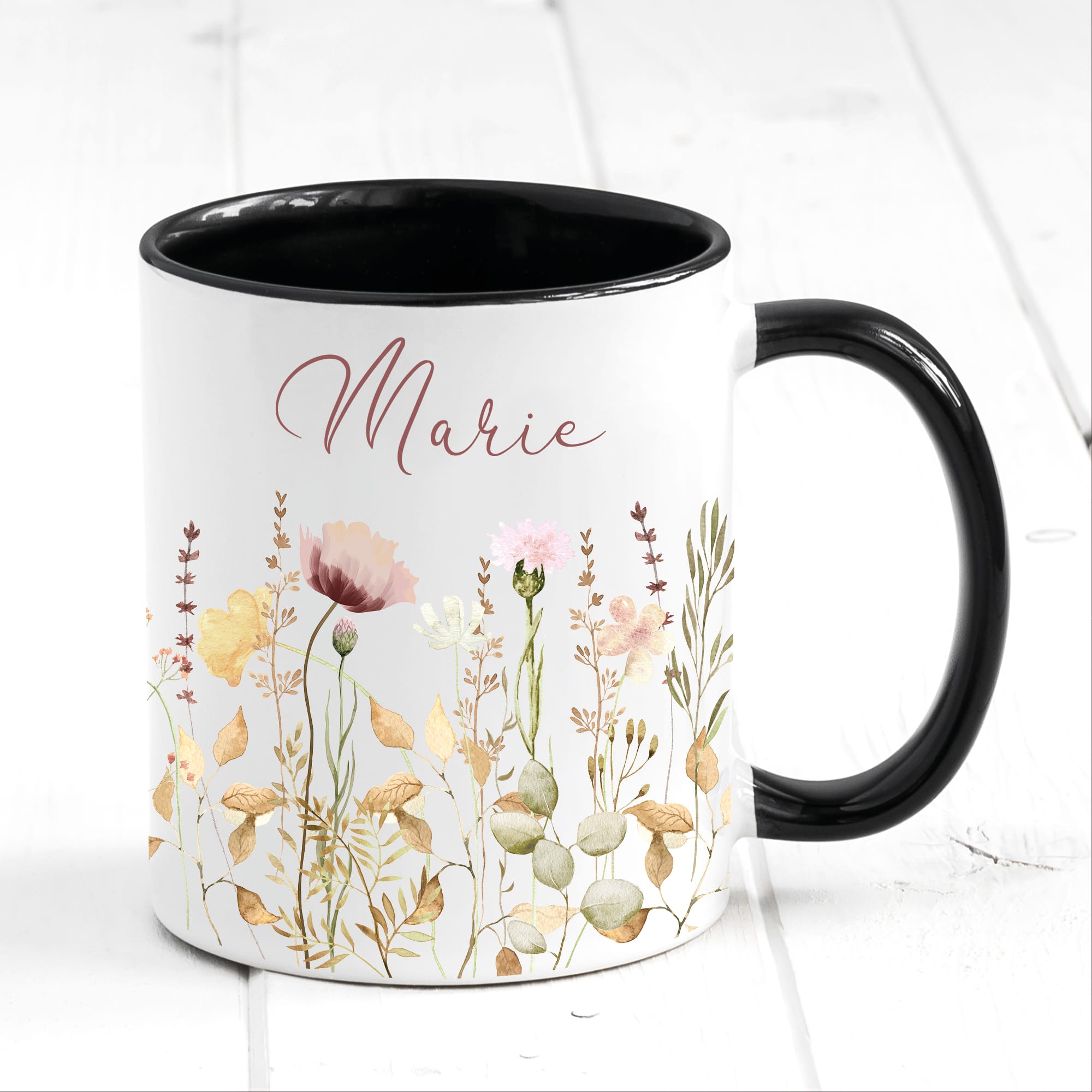 Auf dem Bild ist das Produkt: Tasse Wildblumen personalisiert farbig mit Wildblumen und dem Wunschnamen Natur Naturliebhaber zum Preis von €17.90 abgebildet.