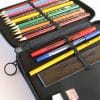 Auf dem Bild ist das Produkt: Gefüllte Federtasche Federmäppchen Sonnensystem personalisiert Wunschname Schulanfang Schule Einschulungsgeschenk zum Preis von €29.9 abgebildet.