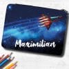 Auf dem Bild ist das Produkt: Gefüllte Federtasche Federmäppchen Rakete blau personalisiert Wunschname Schulanfang Schule Einschulungsgeschenk zum Preis von €29.9 abgebildet.