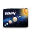 Auf dem Bild ist das Produkt: Gefüllte Federtasche Federmäppchen Sonnensystem personalisiert Wunschname Schulanfang Schule Einschulungsgeschenk zum Preis von €29.9 abgebildet.