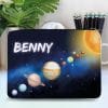 Auf dem Bild ist das Produkt: Gefüllte Federtasche Federmäppchen Sonnensystem personalisiert Wunschname Schulanfang Schule Einschulungsgeschenk zum Preis von €29.9 abgebildet.
