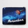 Auf dem Bild ist das Produkt: Gefüllte Federtasche Federmäppchen Rakete blau personalisiert Wunschname Schulanfang Schule Einschulungsgeschenk zum Preis von €29.9 abgebildet.