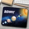 Auf dem Bild ist das Produkt: Gefüllte Federtasche Federmäppchen Sonnensystem personalisiert Wunschname Schulanfang Schule Einschulungsgeschenk zum Preis von €29.9 abgebildet.