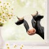 Auf dem Bild ist das Produkt: Fensterbild Kuh ins Fenster schauend braun schwarz reinschauend Kuhkopf wiederverwendbar Frühling Bauernhof Bulle Kalb zum Preis von €13.9 abgebildet.