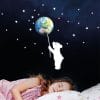 Auf dem Bild ist das Produkt: Leuchtaufkleber Kinderzimmer Bär mit Erde und Sternen Leuchtsterne leuchten im Dunklen zum Preis von €18.9 abgebildet.