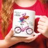 Auf dem Bild ist das Produkt: Anpassbare Tasse Einschulung Mädchen auf dem Fahrrad Wunschname Ab heute bin ich ein Schulkind Geschenk Schulanfang Schulranzen Zuckertüte zum Preis von €18.9 abgebildet.