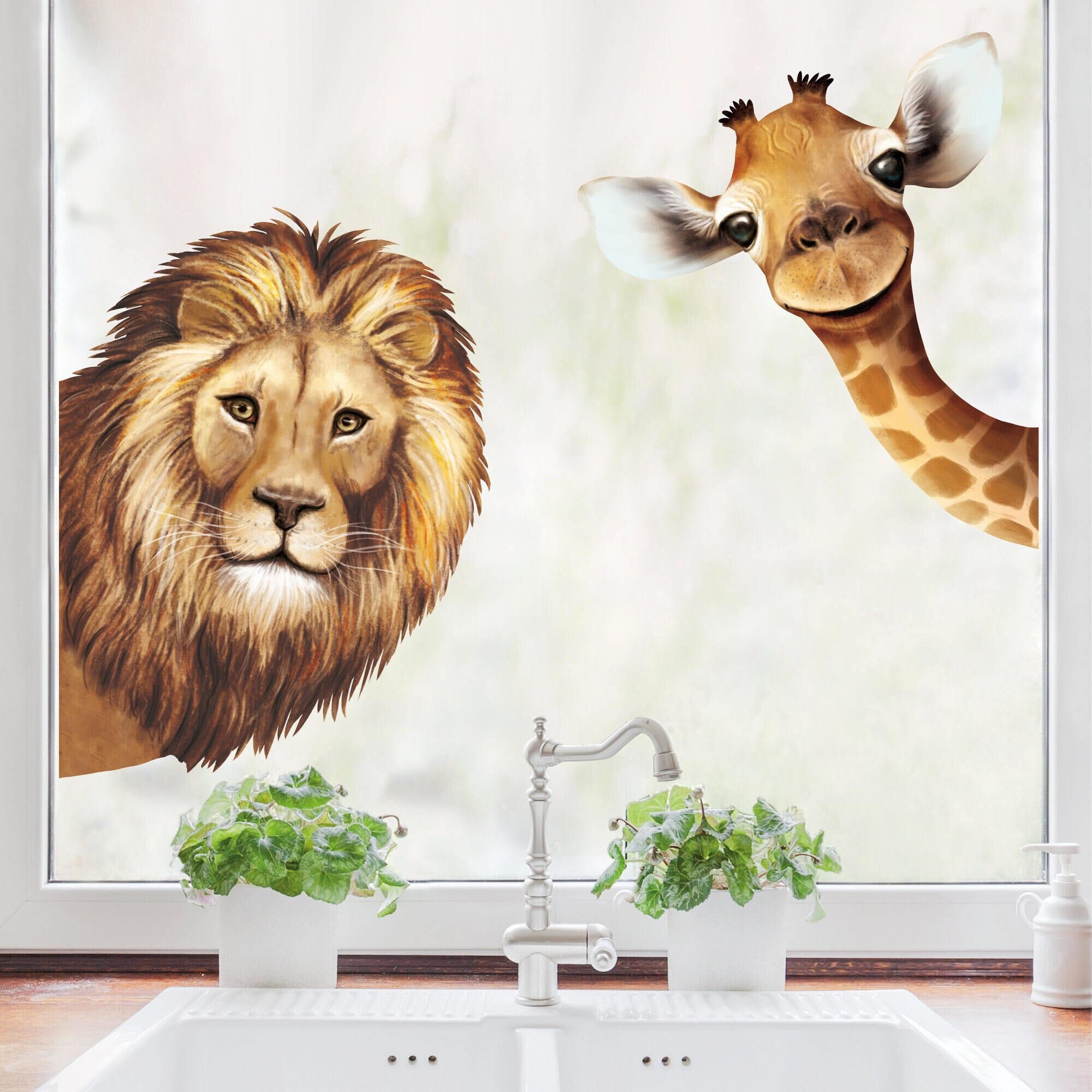 Fensterbild Löwe Giraffe ins Fenster schauend reinschauend Löwenkopf oder Giraffenkopf Savanne wiederverwendbar Sommer Afrika