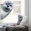 Auf dem Bild ist das Produkt: Fensterbild ins Fenster reinschauende Robbe Fensterdeko Kinderzimmer Kind Osterdeko Frühlingsdeko zum Preis von €13.9 abgebildet.