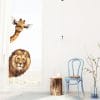 Auf dem Bild ist das Produkt: Fensterbild Löwe Giraffe ins Fenster schauend reinschauend Löwenkopf oder Giraffenkopf Savanne wiederverwendbar Sommer Afrika zum Preis von €13.9 abgebildet.