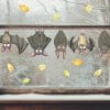 Auf dem Bild ist das Produkt: Fensterbild Herbst Fledermäuse herunterhängend Halloween Blätter Fensterdeko Kinderzimmer Fensterfolie Fensterdekoration zum Preis von €13.9 abgebildet.