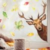 Auf dem Bild ist das Produkt: Fensterbild reinschauender Hirsch Rotwild Wild bunte Blätter Herbst herbstlicher Fensteraufkleber Fensterdeko Herbstdeko zum Preis von €13.9 abgebildet.