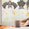 Auf dem Bild ist das Produkt: Fensterbild Herbst Fledermäuse herunterhängend Halloween Blätter Fensterdeko Kinderzimmer Fensterfolie Fensterdekoration zum Preis von €13.9 abgebildet.