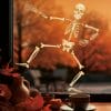 Auf dem Bild ist das Produkt: Fensterbild Halloween Skelett farbig Silhouette Knochen Fensterdeko Kinderzimmer Wohnzimmer Fensterfolie Fensterdekoration zum Preis von €13.9 abgebildet.