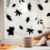 Auf dem Bild ist das Produkt: Fensterbild Herbst Blätter Herbstblätter schwarz weiß wiederverwendbare Fensteraufkleber Wohnzimmer Küche Kind zum Preis von €13.9 abgebildet.