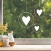 Auf dem Bild ist das Produkt: Fensterbild Herzkranz Mobile Herzen schwarz weiß Fensteraufkleber Fensterdeko wiederverwendbare Fensteraufkleber Wohnzimmer Küche zum Preis von €13.9 abgebildet.