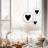 Auf dem Bild ist das Produkt: Fensterbild Herzkranz Mobile Herzen schwarz weiß Fensteraufkleber Fensterdeko wiederverwendbare Fensteraufkleber Wohnzimmer Küche zum Preis von €13.9 abgebildet.