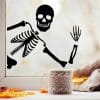 Auf dem Bild ist das Produkt: Fensterbild Skelett ins Fenster reinschauendes Skelett Fensterdeko Kinderzimmer Kind Herbstdeko Halloween zum Preis von €13.9 abgebildet.