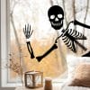 Auf dem Bild ist das Produkt: Fensterbild Skelett ins Fenster reinschauendes Skelett Fensterdeko Kinderzimmer Kind Herbstdeko Halloween zum Preis von €13.9 abgebildet.