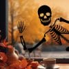 Auf dem Bild ist das Produkt: Fensterbild Skelett ins Fenster reinschauendes Skelett Fensterdeko Kinderzimmer Kind Herbstdeko Halloween zum Preis von €13.9 abgebildet.