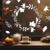 Auf dem Bild ist das Produkt: Fensterbild Herbst Blätterkranz Blätter schwarz weiß Herbstlicher Fensteraufkleber Fensterdeko wiederverwendbare Fensteraufkleber Wohnzimmer zum Preis von €13.9 abgebildet.