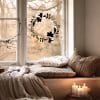 Auf dem Bild ist das Produkt: Fensterbild Herbst Blätterkranz Blätter schwarz weiß Herbstlicher Fensteraufkleber Fensterdeko wiederverwendbare Fensteraufkleber Wohnzimmer zum Preis von €13.9 abgebildet.