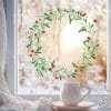Auf dem Bild ist das Produkt: Wiederverwendbar Fensterbild Mistelzweig grün Kranz aus Mistelzweigen rote Früchte Schneeflocken wiederverwendbar Weihnachten Christmas zum Preis von €13.9 abgebildet.